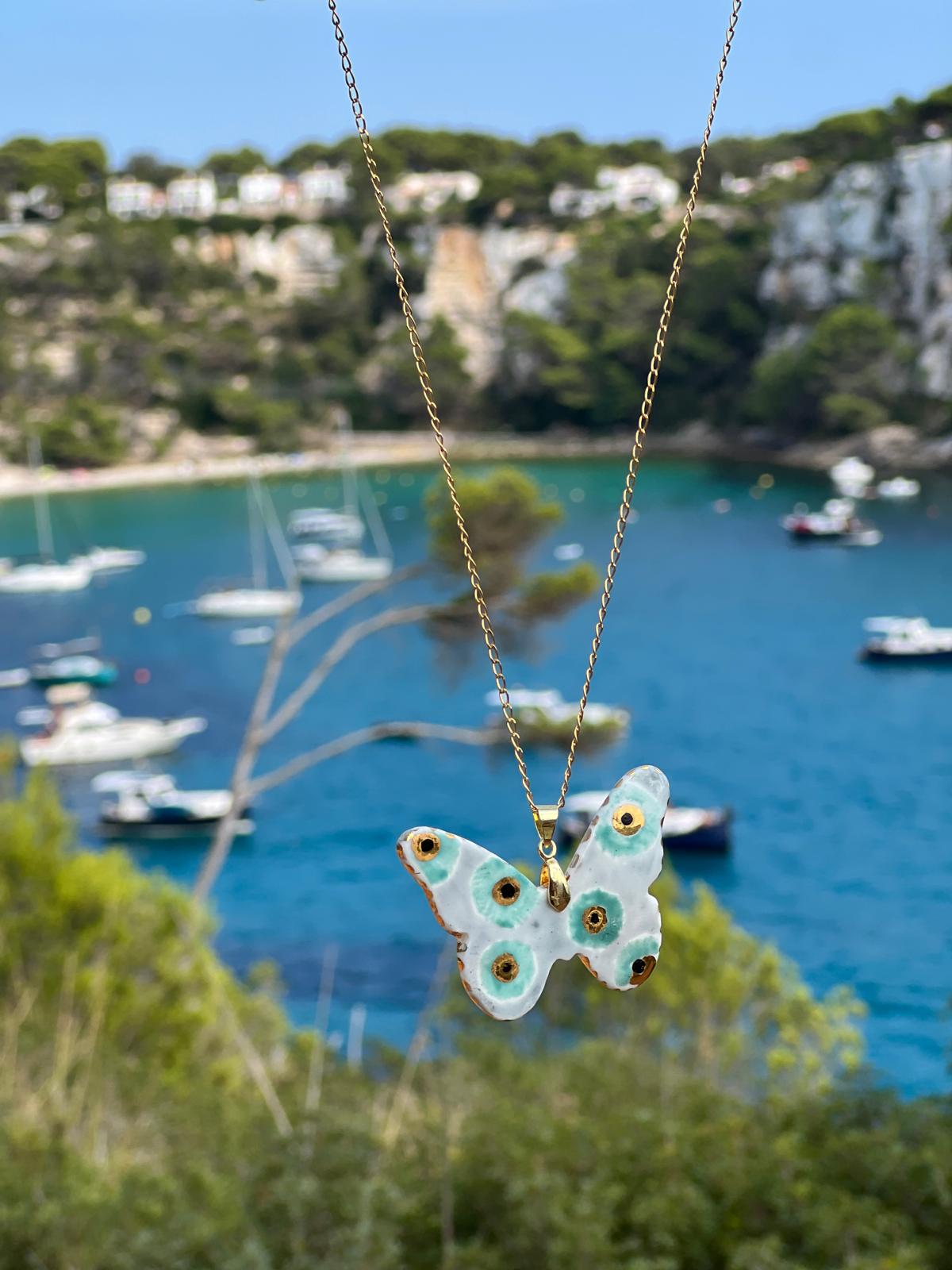 Colgante Mariposa MacLé · Agosto 2025 – Colgante artesanal edición limitada