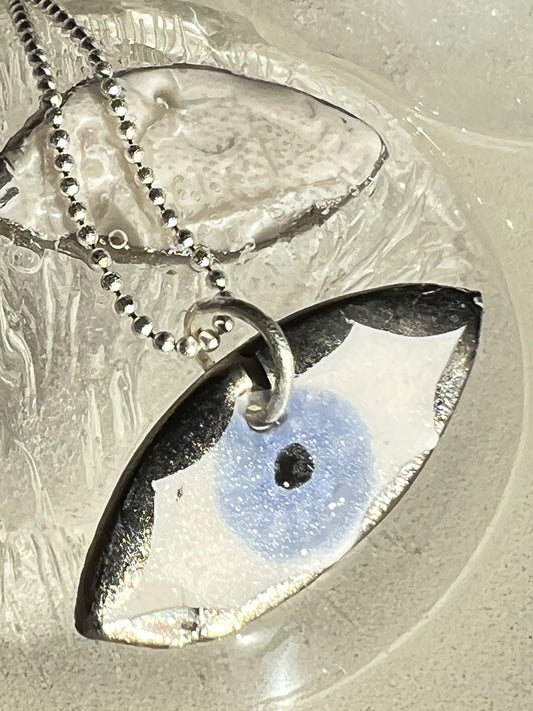 Serie Luna de Nieve · El Ojo que protege cuando todo se desnuda