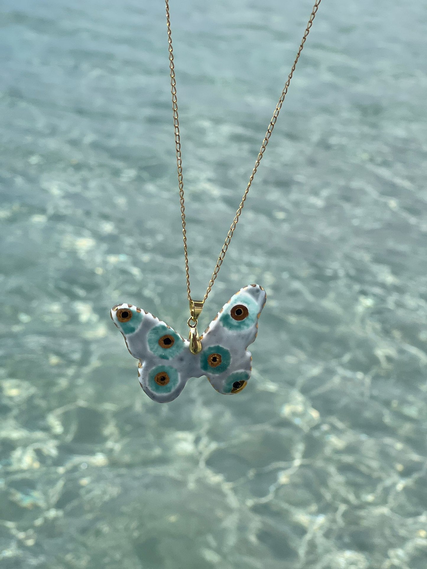 Mariposa MacLé · Agosto 2025 – Colgante artesanal edición limitada