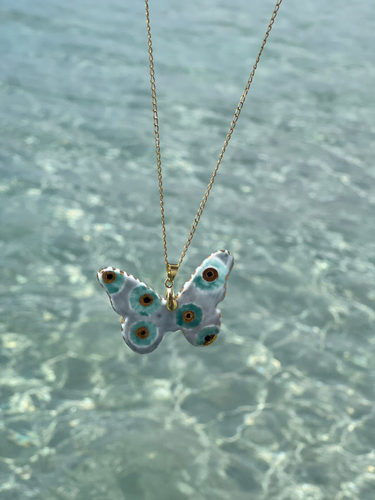 Mariposa MacLé · Agosto 2025 – Colgante artesanal edición limitada