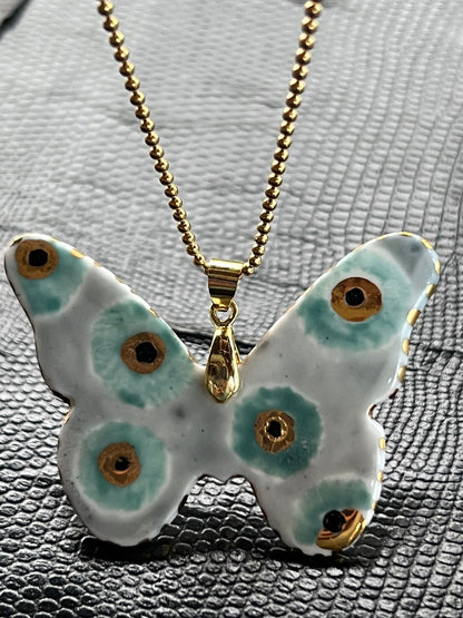 Colgante Mariposa MacLé · Agosto 2025 – Colgante artesanal edición limitada