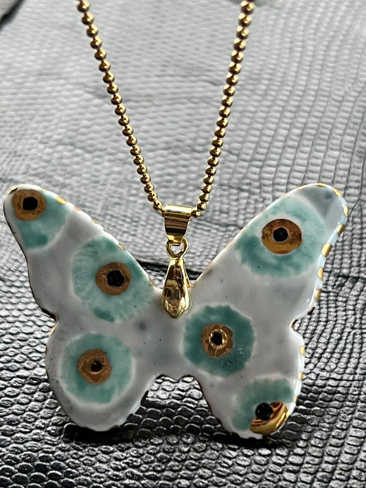 Colgante Mariposa MacLé · Agosto 2025 – Colgante artesanal edición limitada