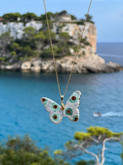 Mariposa MacLé · Agosto 2025 – Colgante artesanal edición limitada